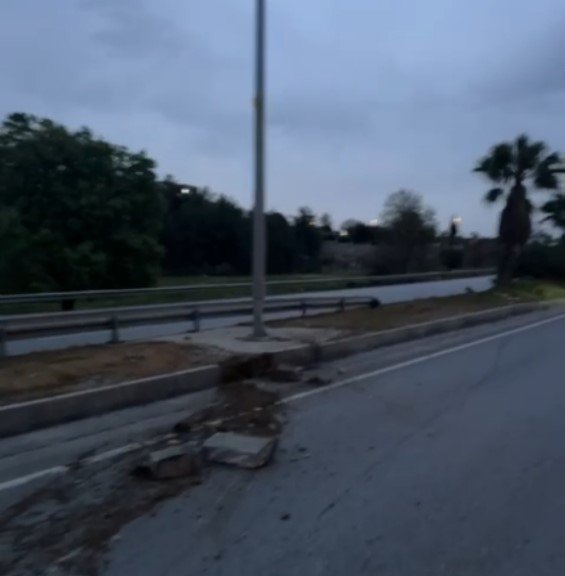 Manavgat’ta Araç Refüjü Aşıp Karşı Şeride Geçti: 1 Yaralı