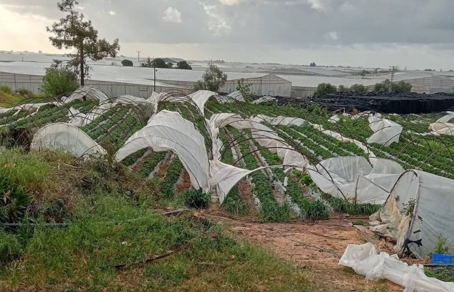 Mersin’de Fırtına Etkili Oldu, Seralar Zarar Gördü