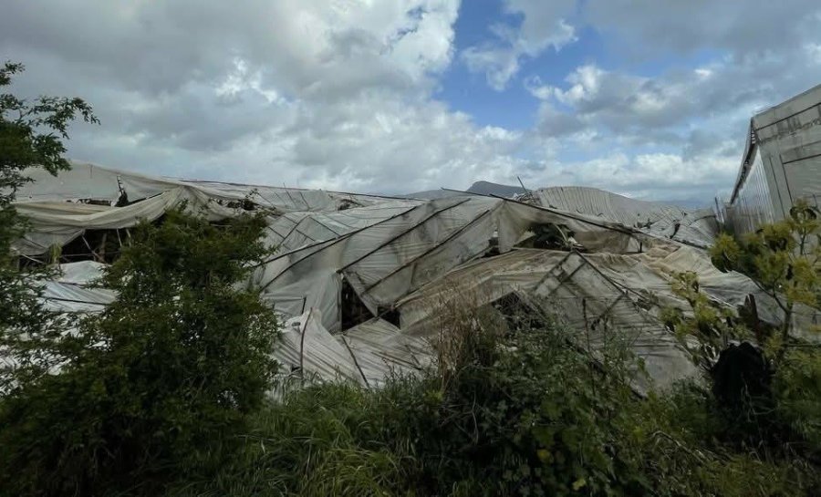 Mersin’de Fırtına Etkili Oldu, Seralar Zarar Gördü