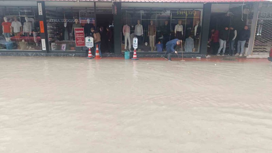 Silifke’de Kuvvetli Yağış, Cadde Ve İş Yerlerini Sular Altında Bıraktı