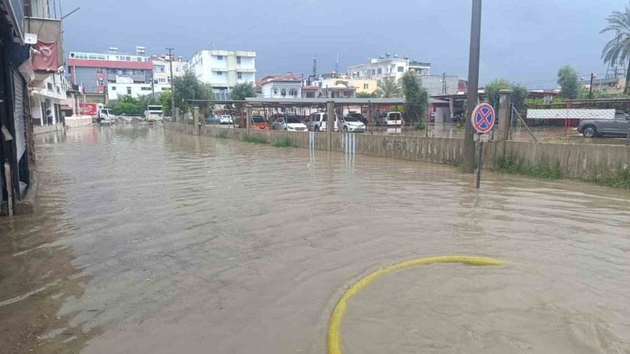 Silifke’de Kuvvetli Yağış, Cadde Ve İş Yerlerini Sular Altında Bıraktı