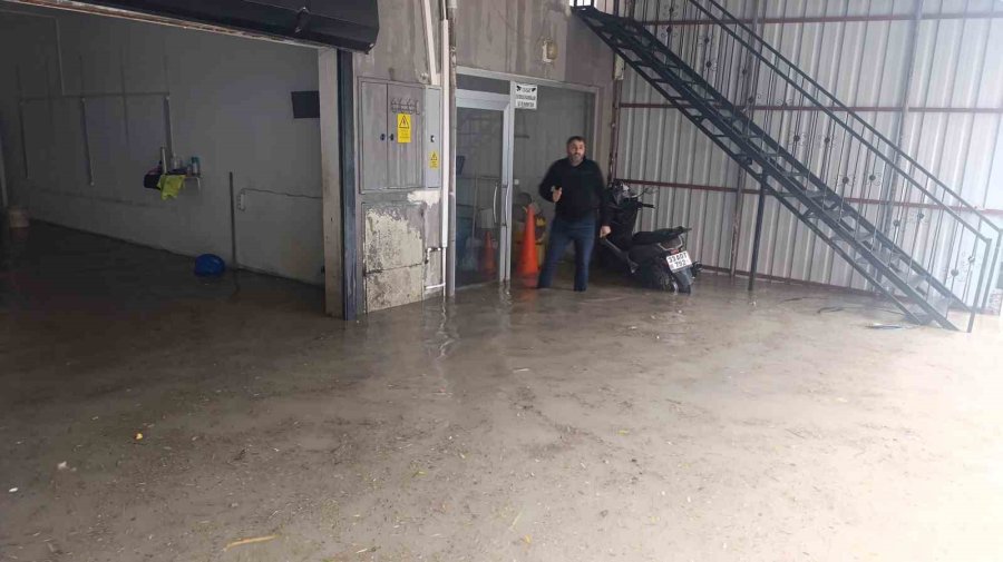 Silifke’de Kuvvetli Yağış, Cadde Ve İş Yerlerini Sular Altında Bıraktı