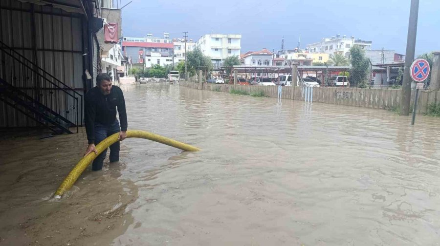 Silifke’de Kuvvetli Yağış, Cadde Ve İş Yerlerini Sular Altında Bıraktı
