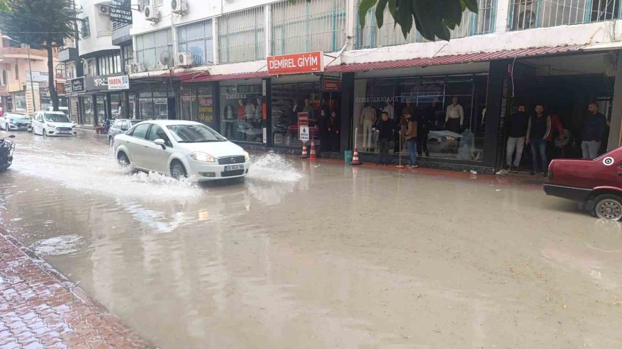 Silifke’de Kuvvetli Yağış, Cadde Ve İş Yerlerini Sular Altında Bıraktı