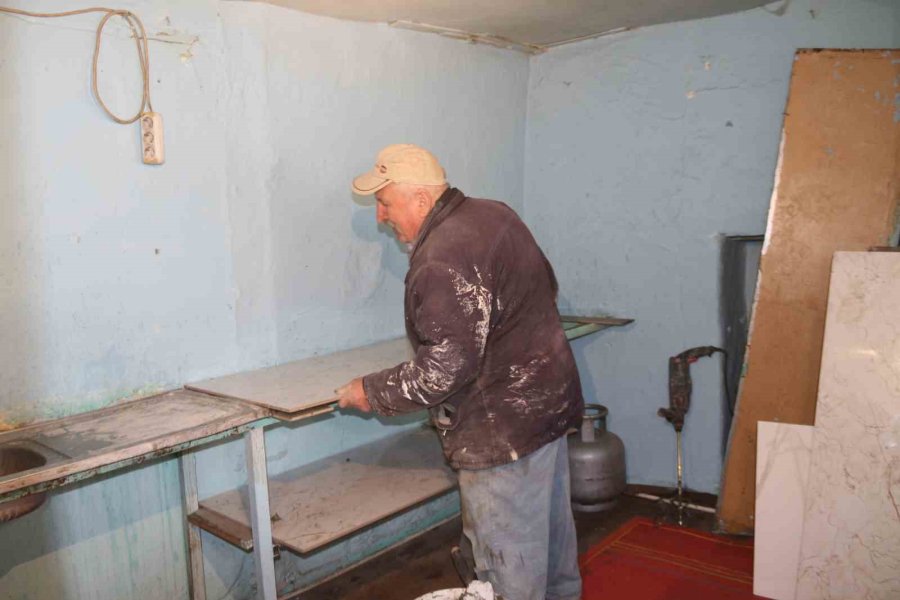 Evden Atılan Yaşlı Adamın Yüzü İha’nın Haberinden Sonra Güldü