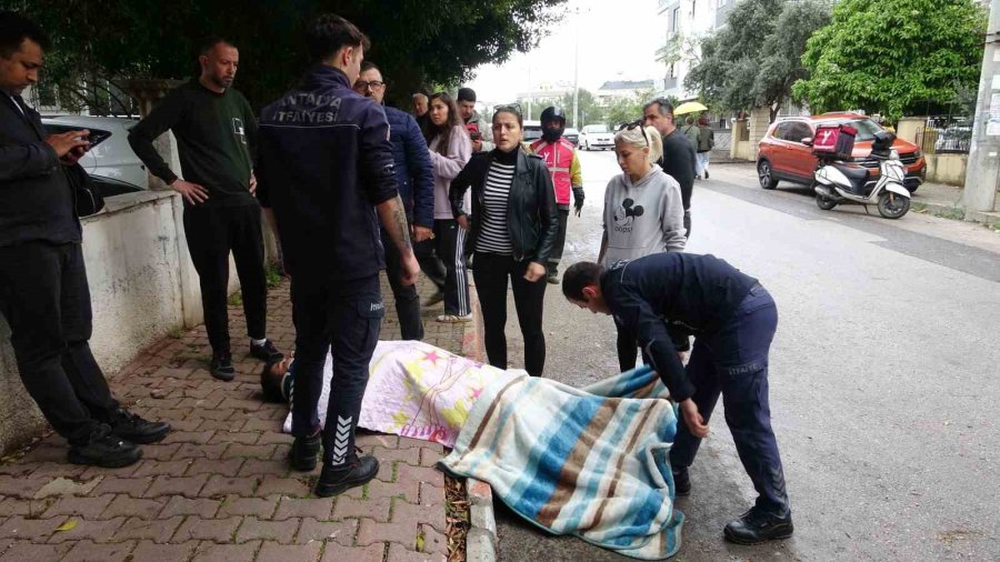 Yaralıları Islanıp Üşümemeleri İçin Şemsiye Ve Battaniye İle Korudular