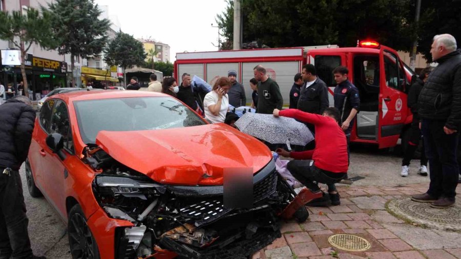 Yaralıları Islanıp Üşümemeleri İçin Şemsiye Ve Battaniye İle Korudular