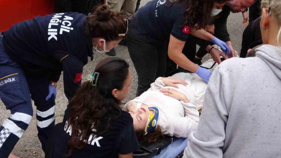 Yaralıları Islanıp Üşümemeleri İçin Şemsiye Ve Battaniye İle Korudular