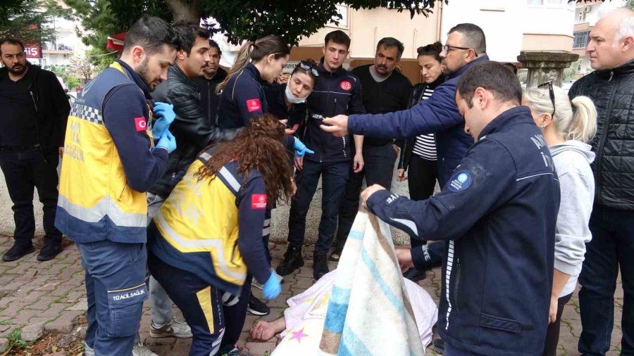 Yaralıları Islanıp Üşümemeleri İçin Şemsiye Ve Battaniye İle Korudular