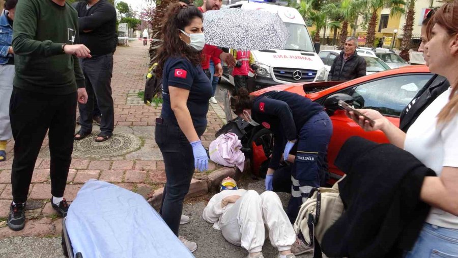 Yaralıları Islanıp Üşümemeleri İçin Şemsiye Ve Battaniye İle Korudular