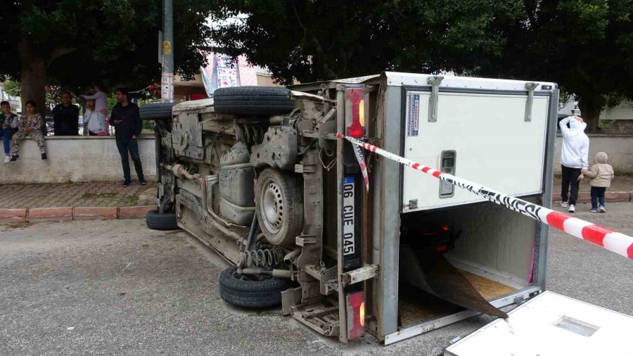Yaralıları Islanıp Üşümemeleri İçin Şemsiye Ve Battaniye İle Korudular