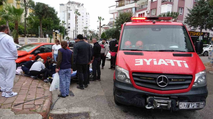 Yaralıları Islanıp Üşümemeleri İçin Şemsiye Ve Battaniye İle Korudular