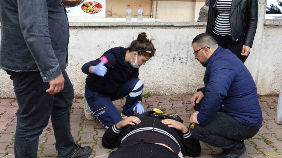 Yaralıları Islanıp Üşümemeleri İçin Şemsiye Ve Battaniye İle Korudular