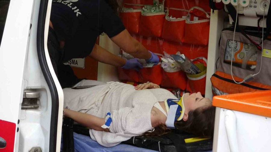 Yaralıları Islanıp Üşümemeleri İçin Şemsiye Ve Battaniye İle Korudular