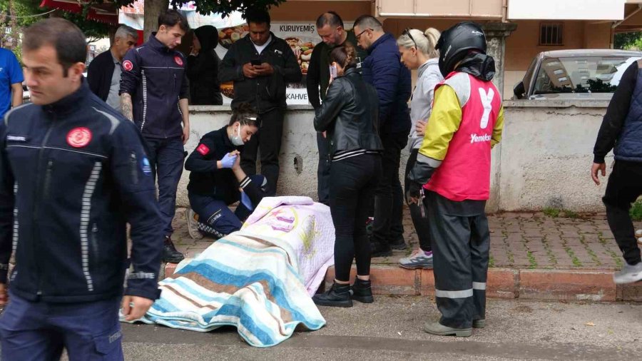 Yaralıları Islanıp Üşümemeleri İçin Şemsiye Ve Battaniye İle Korudular