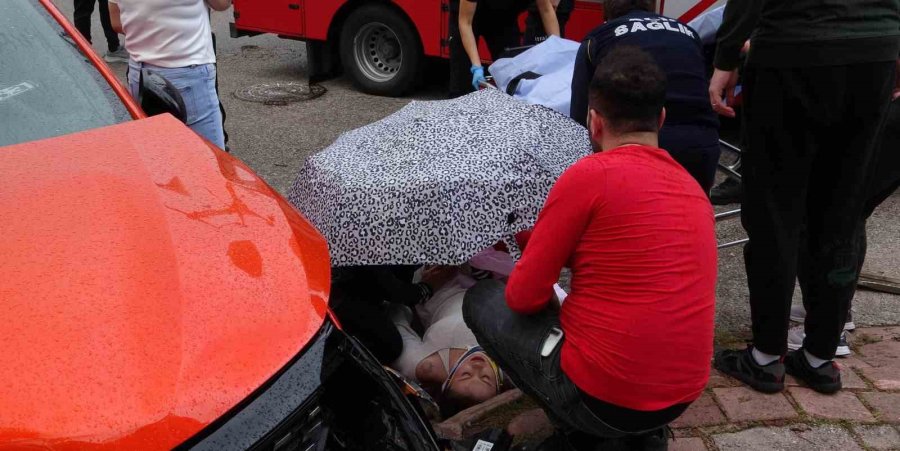 Yaralıları Islanıp Üşümemeleri İçin Şemsiye Ve Battaniye İle Korudular