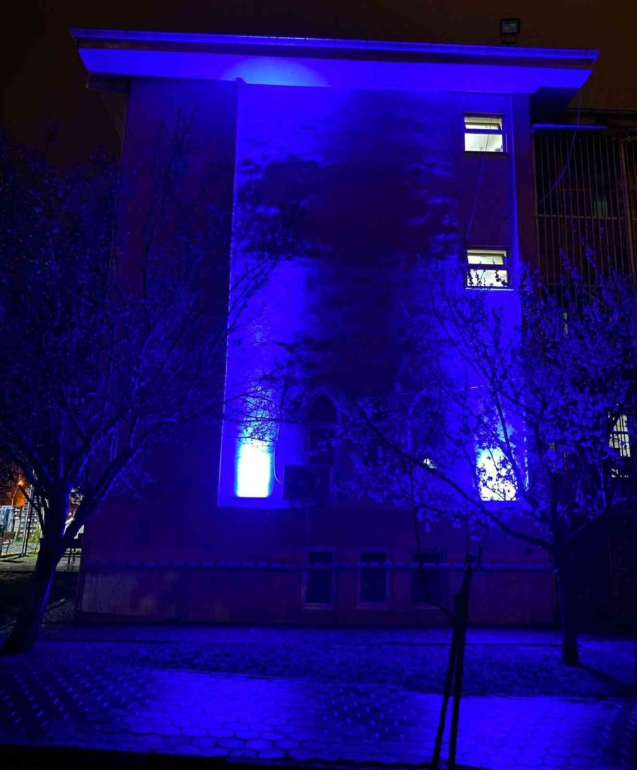 Kamu Binaları Otizme Dikkat Çekmek Amacıyla Mavi Işık İle Aydınlatıldı