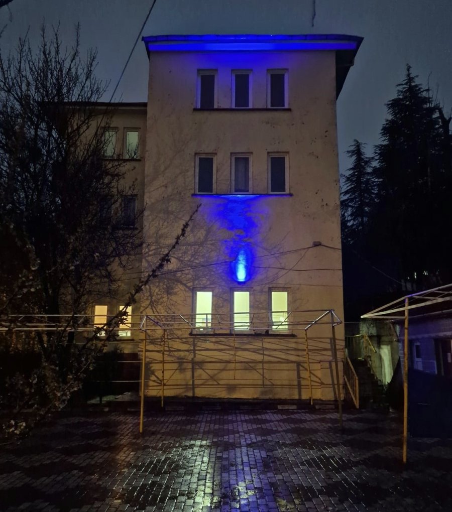 Kamu Binaları Otizme Dikkat Çekmek Amacıyla Mavi Işık İle Aydınlatıldı