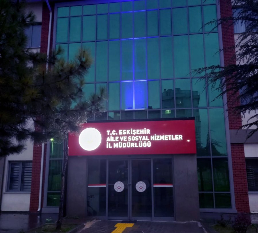 Kamu Binaları Otizme Dikkat Çekmek Amacıyla Mavi Işık İle Aydınlatıldı