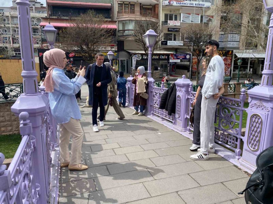 Köprüde Fotoğraf Çektirmeden Gitmiyorlar