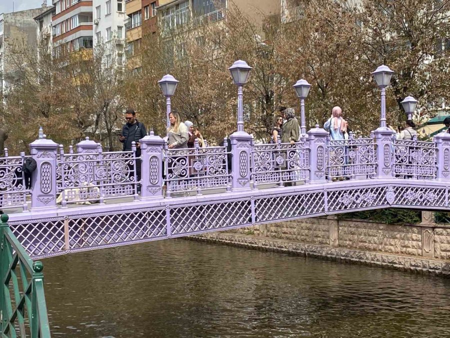 Köprüde Fotoğraf Çektirmeden Gitmiyorlar