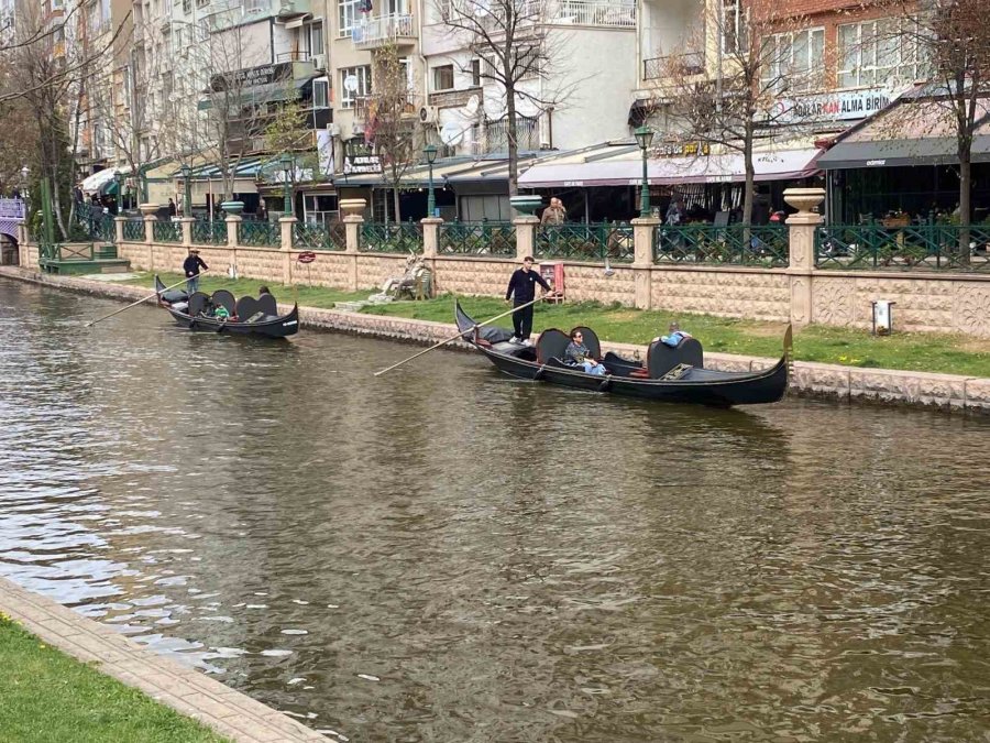 Köprüde Fotoğraf Çektirmeden Gitmiyorlar