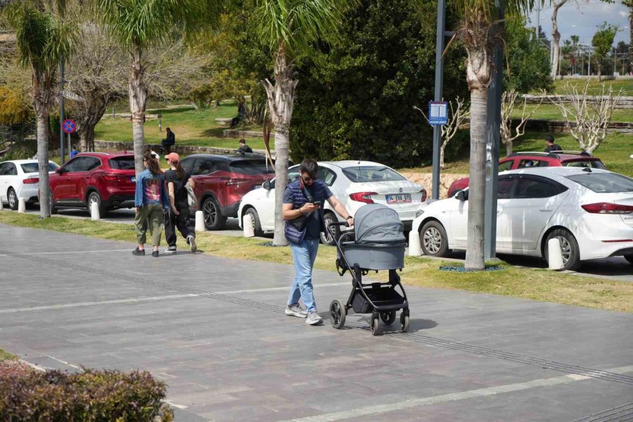 Deniz, Güneş Ve Bayram Sevinci Antalya’da Buluştu