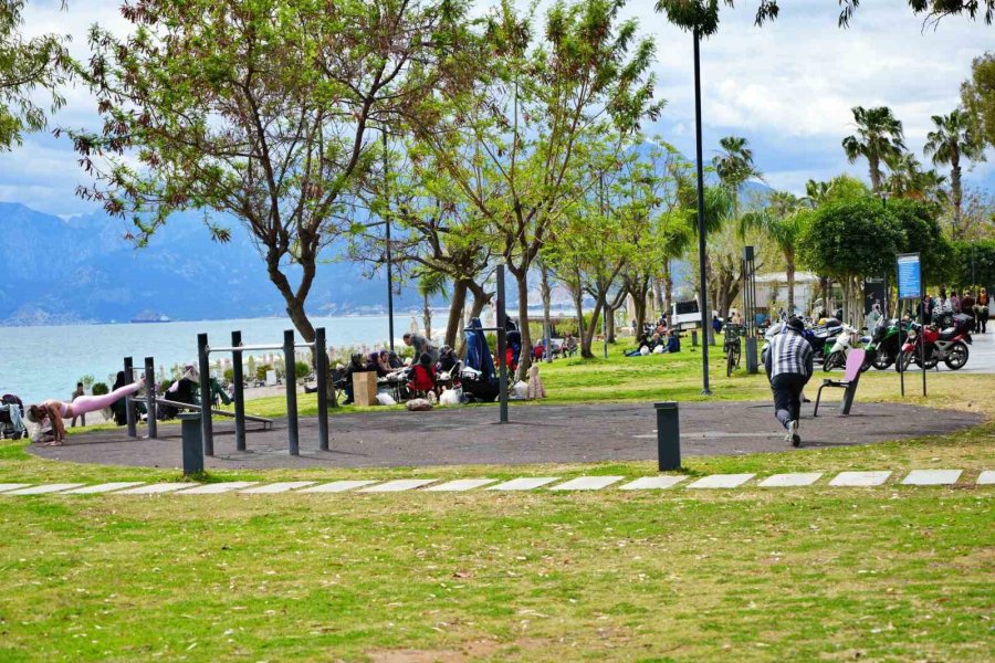 Deniz, Güneş Ve Bayram Sevinci Antalya’da Buluştu