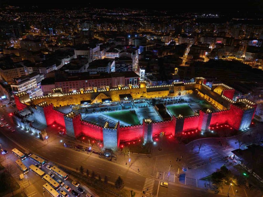 Cumhuriyet Meydanı, Otizm Farkındalık Rengi İle Işıklandırıldı