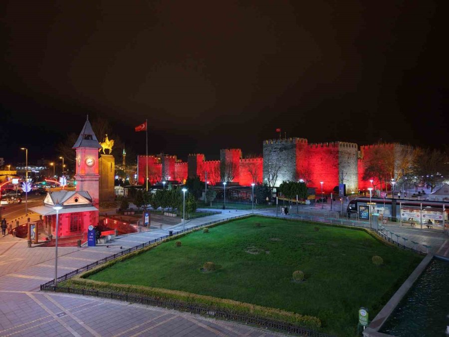 Cumhuriyet Meydanı, Otizm Farkındalık Rengi İle Işıklandırıldı