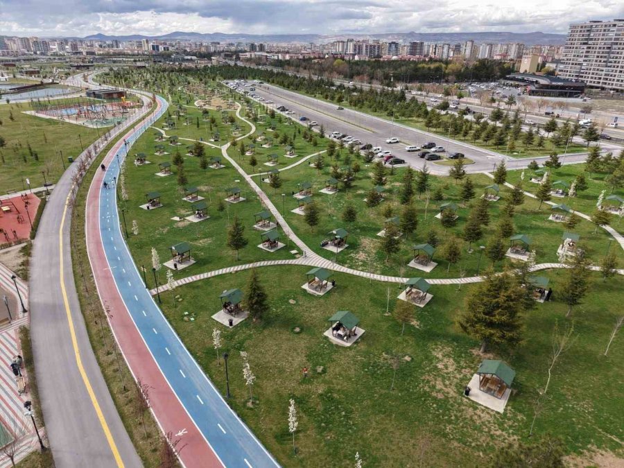 Vatandaşlar Bayram Sevincini Millet Bahçesi’nde Yaşadı