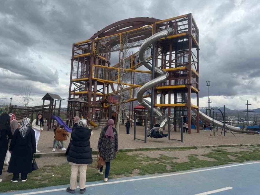 Vatandaşlar Bayram Sevincini Millet Bahçesi’nde Yaşadı