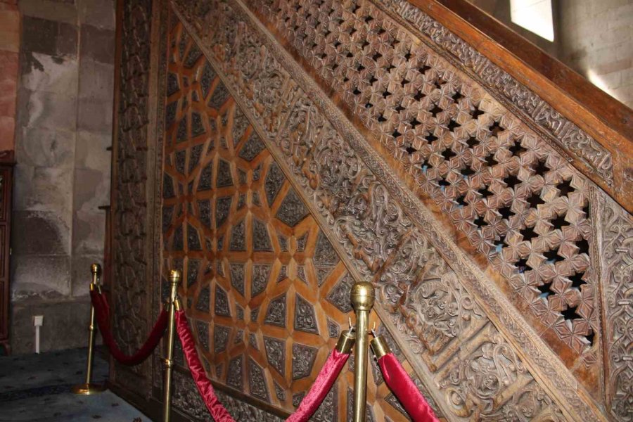 900 Yıllık Minber İlk Günkü Gibi İhtişamını Koruyor