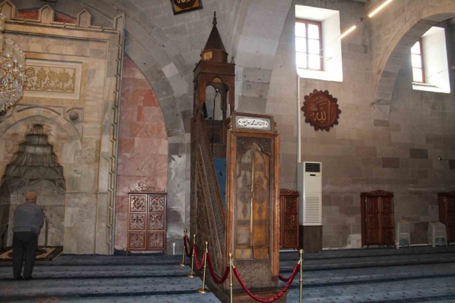 900 Yıllık Minber İlk Günkü Gibi İhtişamını Koruyor