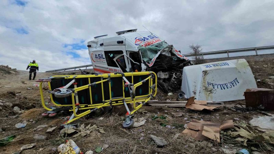 Kayseri’de Ambulans İle Kamyonet Çarpıştı: 6 Yaralı