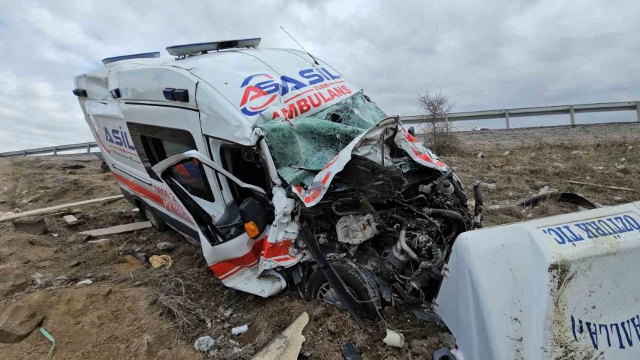 Kayseri’de Ambulans İle Kamyonet Çarpıştı: 6 Yaralı