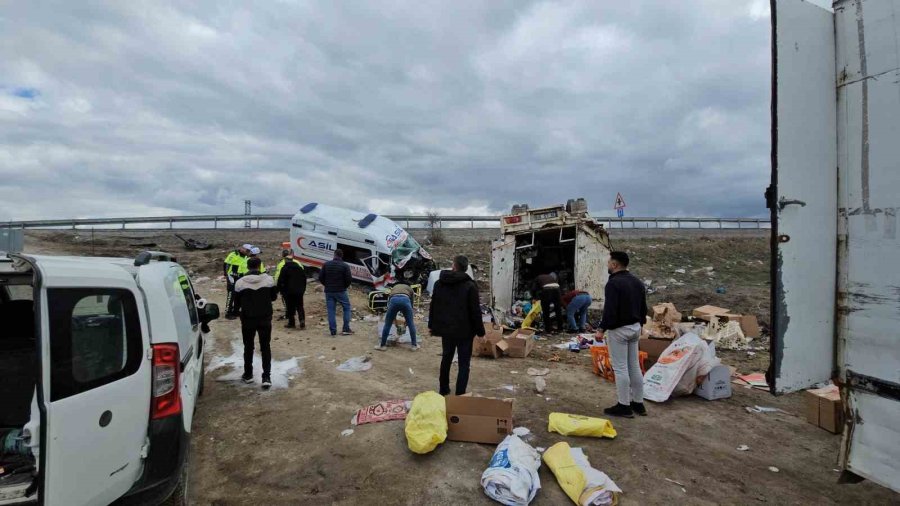Kayseri’de Ambulans İle Kamyonet Çarpıştı: 6 Yaralı