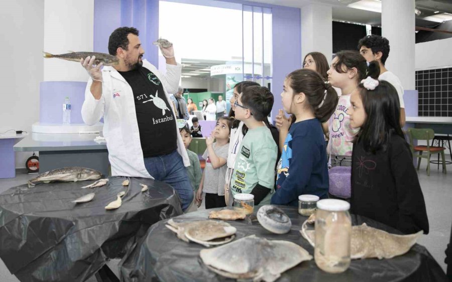 Çocuklar, İklim Ve Çevre Bilim Merkezinde Eğlenerek Öğreniyor