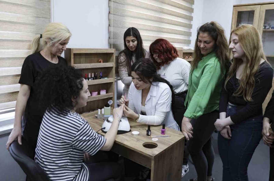 Mersin’de Kadın İstihdamını Desteklemeye Yönelik Kurslar Açılıyor