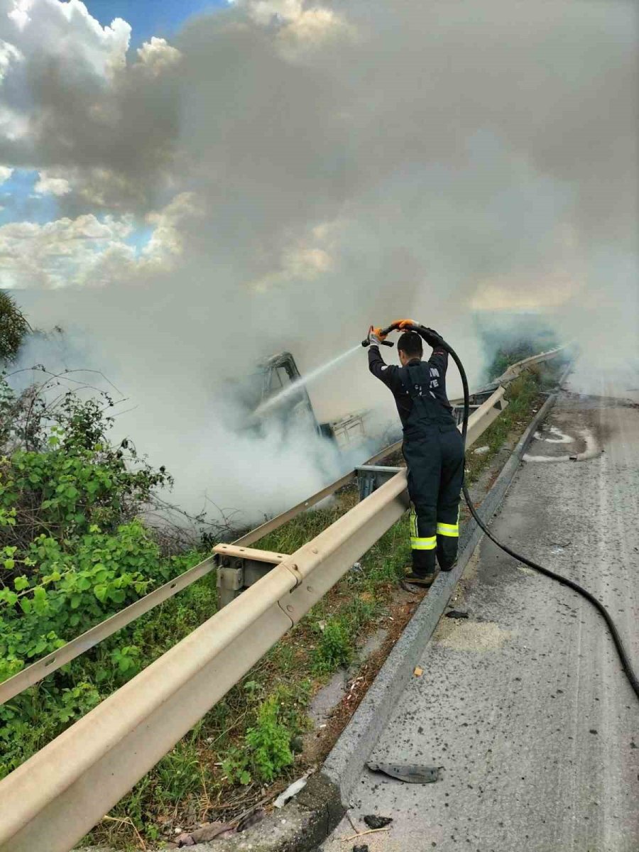 Tarsus’ta Kamyonette Çıkan Yangında 2 Kişi Yaralandı
