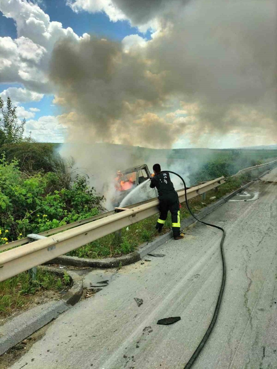 Tarsus’ta Kamyonette Çıkan Yangında 2 Kişi Yaralandı