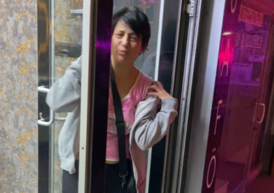 Kendisine Yardımcı Olmak İsteyen Polisi İtip, "köpek Gibi Bekliyorlar" Diye Şikayet Etti