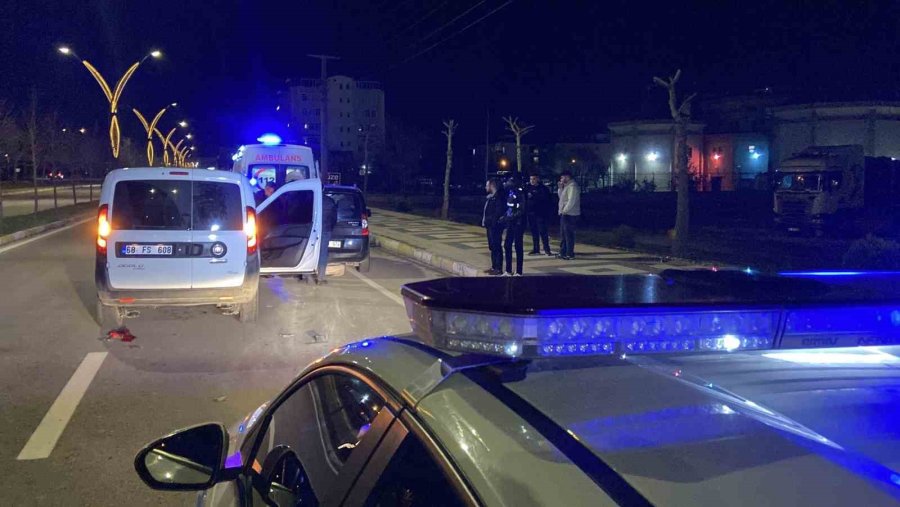 Aksaray’da 2 Hafif Ticari Araç Çarpıştı: 1 Yaralı