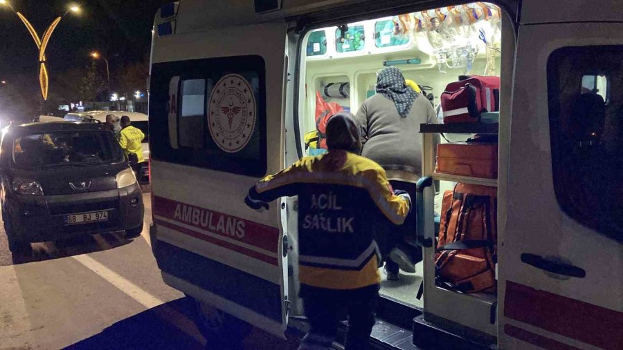 Aksaray’da 2 Hafif Ticari Araç Çarpıştı: 1 Yaralı