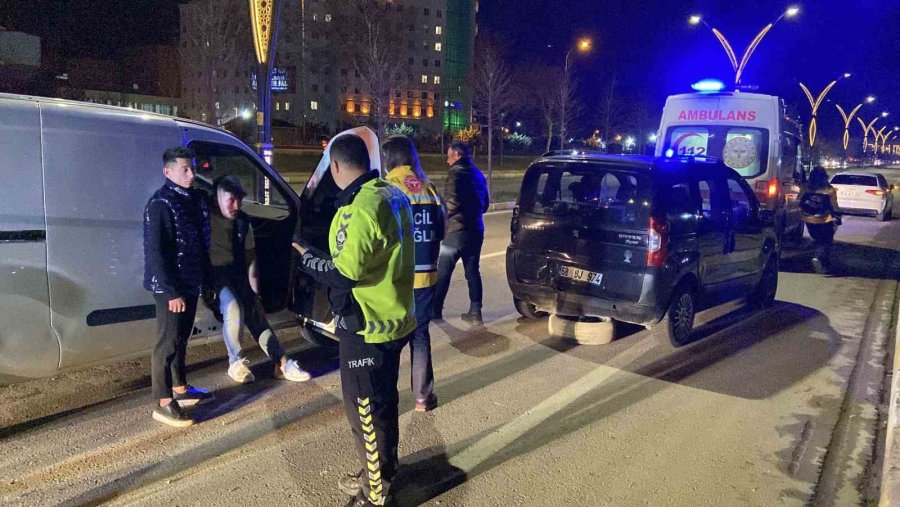 Aksaray’da 2 Hafif Ticari Araç Çarpıştı: 1 Yaralı