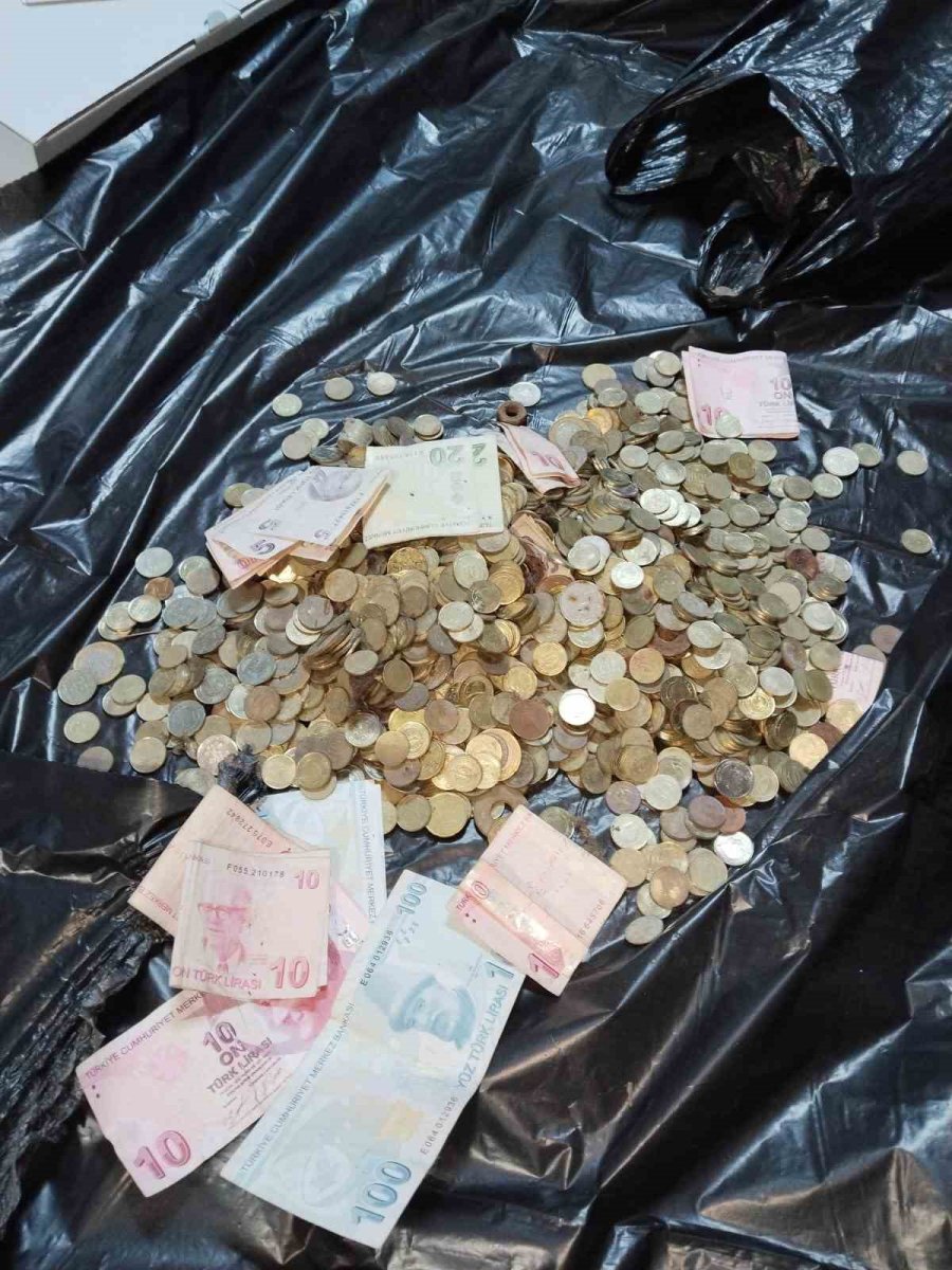 Antalya’da Dilencinin Üzerinden Çıkanlar Döviz Bürosunu Aratmadı