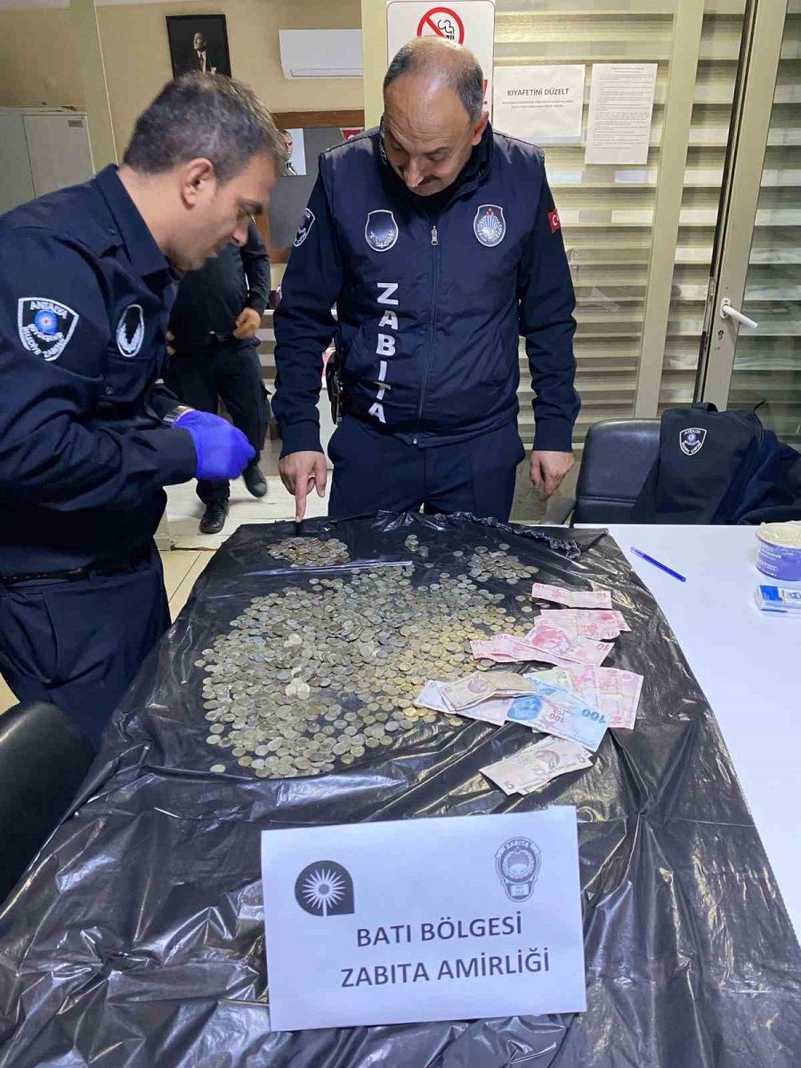 Antalya’da Dilencinin Üzerinden Çıkanlar Döviz Bürosunu Aratmadı