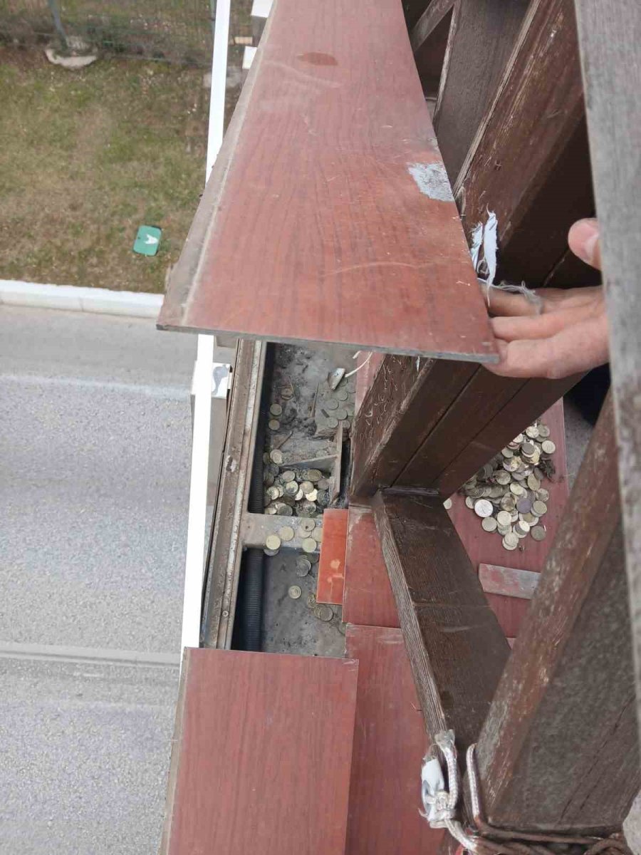 Antalya’da Dilencinin Üzerinden Çıkanlar Döviz Bürosunu Aratmadı