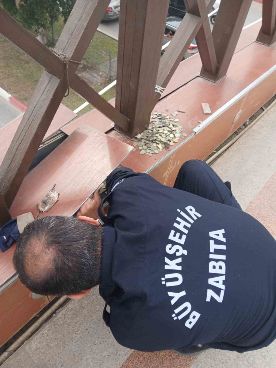 Antalya’da Dilencinin Üzerinden Çıkanlar Döviz Bürosunu Aratmadı