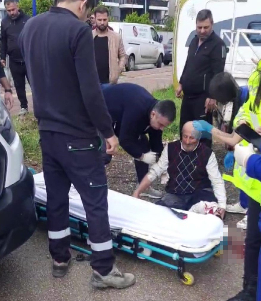 Kaza Sonrası Kavgada Bıçaklandı, Saldırgana "tamam Ben Suçluyum, Ne Gerek Vardı" Diye Serzenişte Bulundu